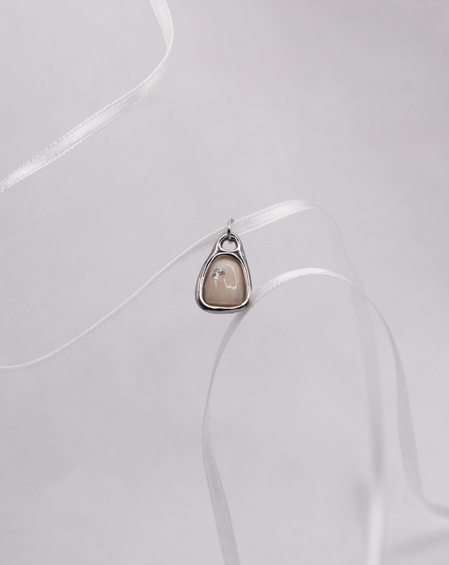 Pendentif Incisives central sertie strass